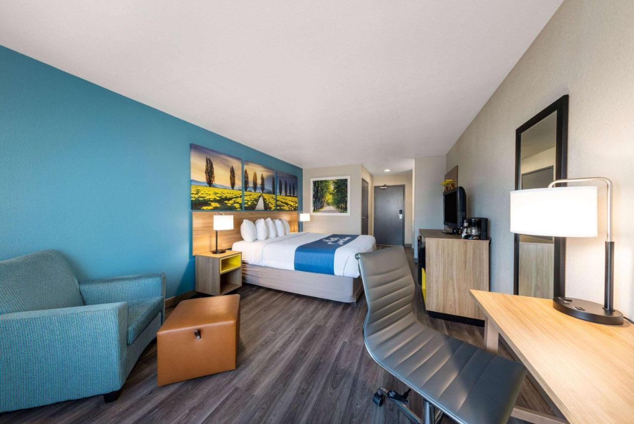 Days Inn By Wyndham Lathrop Ngoại thất bức ảnh