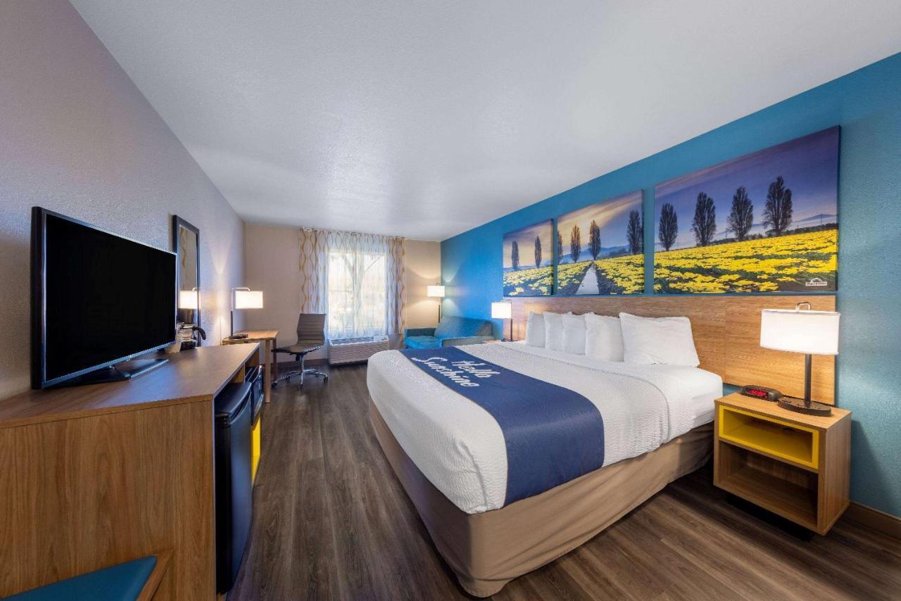 Days Inn By Wyndham Lathrop Ngoại thất bức ảnh